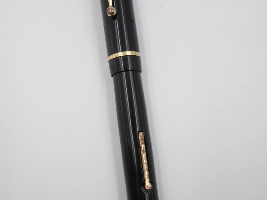 Swan Mabie Todd. Black plastic and gold plated trims. Lever filler. England. 1940's
