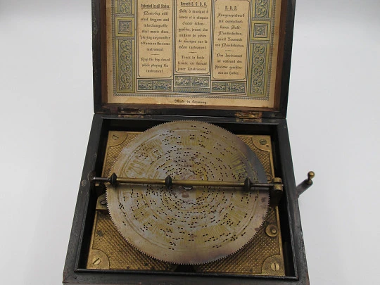 Symphonion mechanical music box. 4 metallic records. 1886. Hand crank