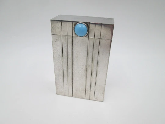 Tabaquera de alpaca. Motivos líneales. Tapa articulada con piedra cabujona azul. 1980