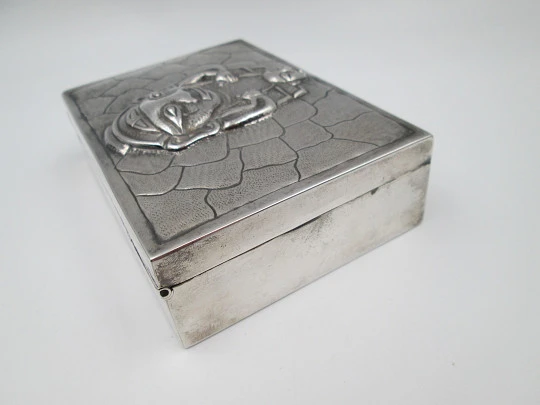 Tabaquera de despacho. Alpaca blanca. Tapa articulada. Motivo relieve ídolo inca. 1980