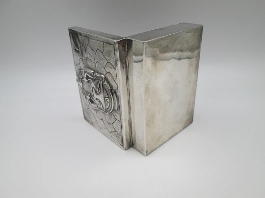 Tabaquera de despacho. Alpaca blanca. Tapa articulada. Motivo relieve ídolo inca. 1980