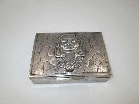 Tabaquera de despacho. Alpaca blanca. Tapa articulada. Motivo relieve ídolo inca. 1980