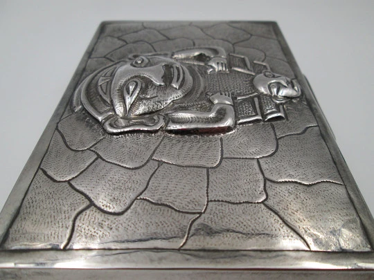 Tabaquera de despacho. Alpaca blanca. Tapa articulada. Motivo relieve ídolo inca. 1980