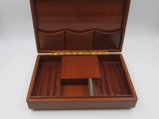 Tabaquera musical de despacho y escritorio. Madera y piel marrón. Cuerda manual. 1970