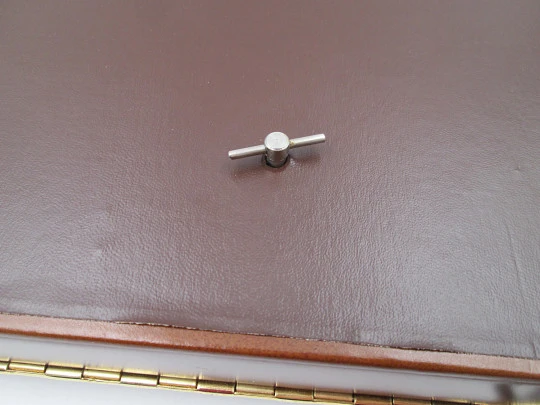 Tabaquera musical de despacho y escritorio. Madera y piel marrón. Cuerda manual. 1970