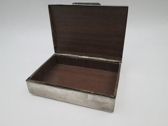 Table desk tobacco case. White alpaca. Articulated lid. Inca idol motif. 1980's