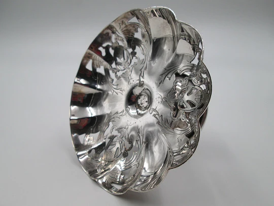 Table service victorian almond dish. Silver plated metal. Eagles with shield. 1910's
