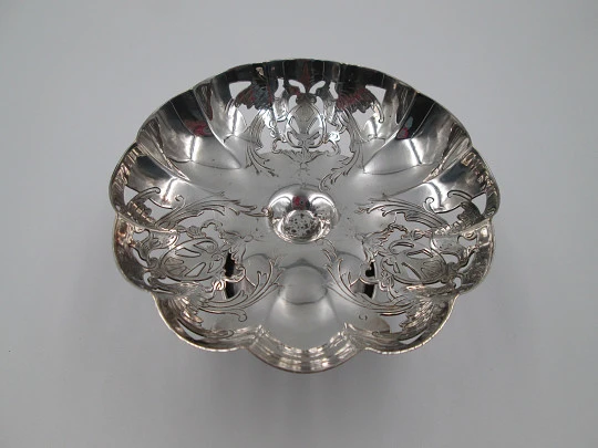 Table service victorian almond dish. Silver plated metal. Eagles with shield. 1910's