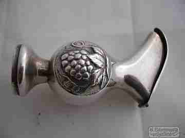 Tapón para botellas. Plata. Jarra de pico. Uvas y hojas de parra