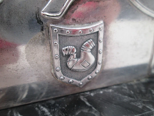 Tarjetero portapapeles. Metal plateado y base mármol. Motivos de yelmo y escudo. 1980