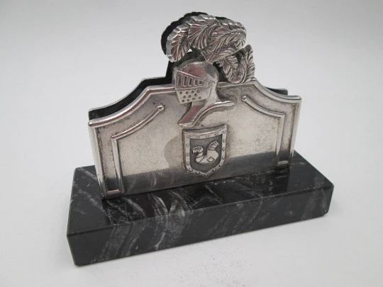 Tarjetero portapapeles. Metal plateado y base mármol. Motivos de yelmo y escudo. 1980