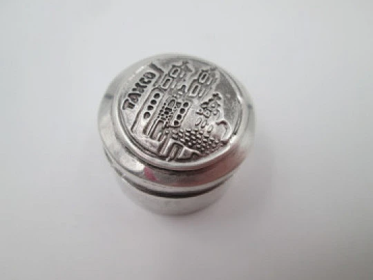 Taxco round pillbox. 925 sterling silver. Articulated lid. Front engraving. 1980's