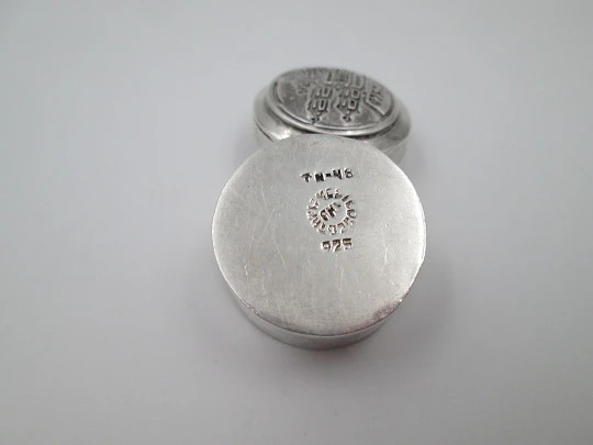 Taxco round pillbox. 925 sterling silver. Articulated lid. Front engraving. 1980's