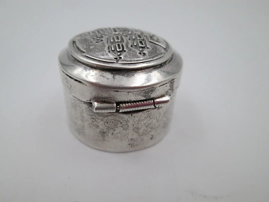 Taxco round pillbox. 925 sterling silver. Articulated lid. Front engraving. 1980's