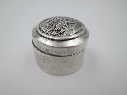 Taxco round pillbox. 925 sterling silver. Articulated lid. Front engraving. 1980's