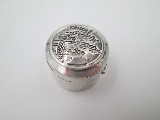 Taxco round pillbox. 925 sterling silver. Articulated lid. Front engraving. 1980's