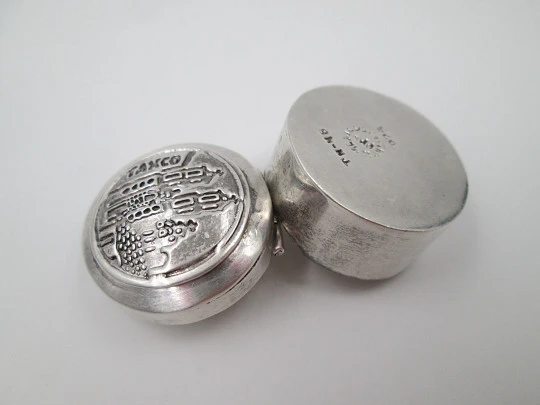 Taxco round pillbox. 925 sterling silver. Articulated lid. Front engraving. 1980's