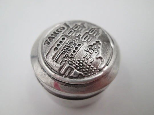 Taxco round pillbox. 925 sterling silver. Articulated lid. Front engraving. 1980's