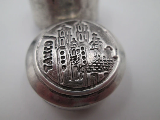 Taxco round pillbox. 925 sterling silver. Articulated lid. Front engraving. 1980's