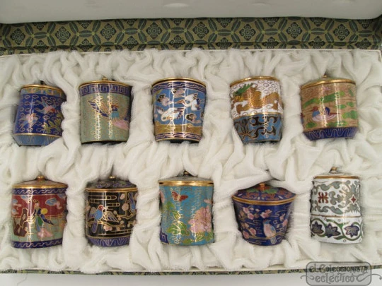 Ten chinese cloisonne boxes. Copper and colours enamel. Different ornate motifs. 1960's
