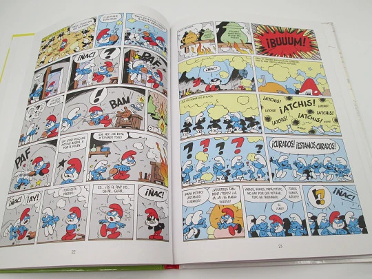 The Black Smurfs and other stories. Colour hardcover. Peyo illustrations. Planeta, 2006.