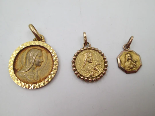 Three religious medals. Gold plated metal. Virgin Mary. Handle and ring. Spain. 1970's