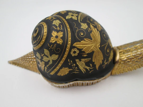 Timbre caracol a cuerda. Bronce y hierro pavonado con adornos damasquinado. 1960