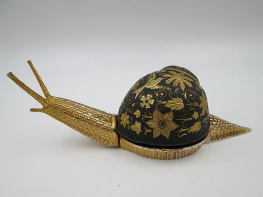 Timbre caracol a cuerda. Bronce y hierro pavonado con adornos damasquinado. 1960