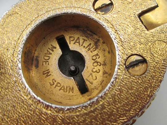 Timbre caracol a cuerda. Bronce y hierro pavonado con adornos damasquinado. 1960