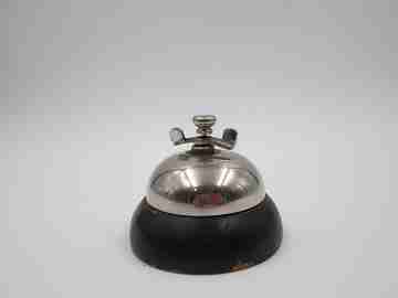 Timbre de mesa / hotel / despacho. Metal plateado y madera. Cuerda. 1950