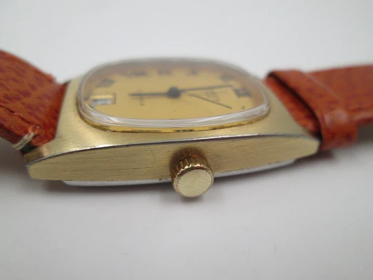 Timex 100. Acero y chapado oro. Cuerda manual. Calendario. 1960. Suiza