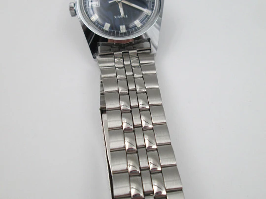 Timex. Chromed metal & steel. Manual wind. Bracelet. Blue dial. 1970's. USA