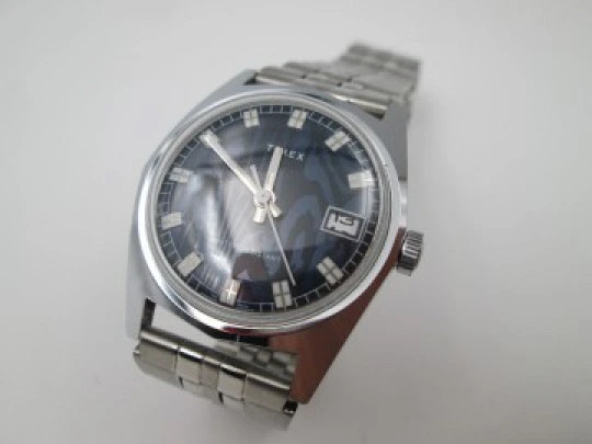 Timex. Metal cromado y acero. Cuerda manual. Brazalete. Dial azul. 1970. EEUU