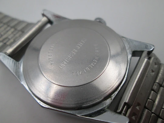 Timex. Metal cromado y acero. Cuerda manual. Brazalete. Dial azul. 1970. EEUU