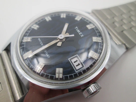 Timex. Metal cromado y acero. Cuerda manual. Brazalete. Dial azul. 1970. EEUU