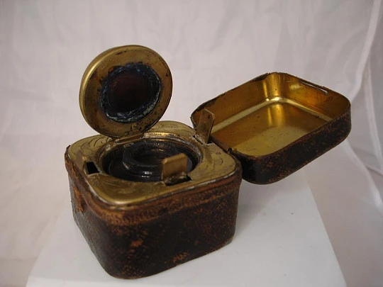 Tintero de viaje. Bronce. Piel marrón. 1920. Marca Juk