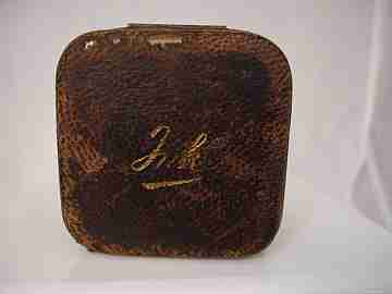 Tintero de viaje. Bronce. Piel marrón. 1920. Marca Juk
