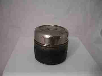 Tintero de viaje. Metal plateado. Piel negra. 1930. Semiautomático