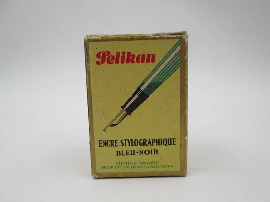Tintero redondo Pelikan modelo 82 S. Cristal tallado y tapa resina negra. Caja. 1970