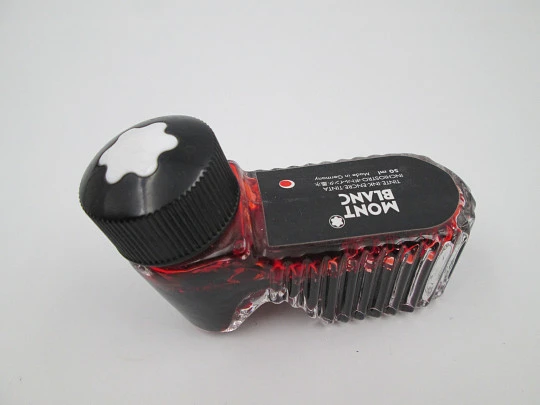 Tintero zapato Montblanc. Cristal tallado y tapa resina negra. Caja. 1990. Alemania