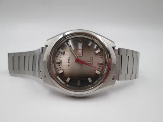 Titan. Acero inoxidable. Automático. Brazalete. Dial tornasolado. Calendario. 1970. Suiza