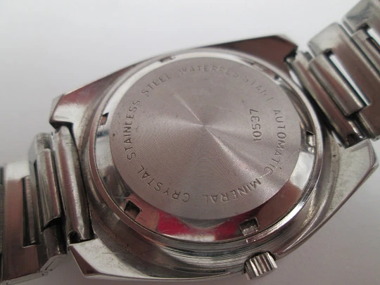 Titan. Acero inoxidable. Automático. Brazalete. Dial tornasolado. Calendario. 1970. Suiza