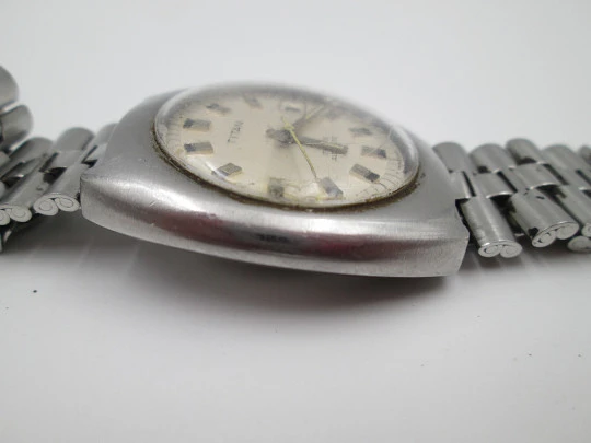 Titan. Acero inoxidable. Automático. Brazalete. Esfera gris. Calendario. 1970. Suiza