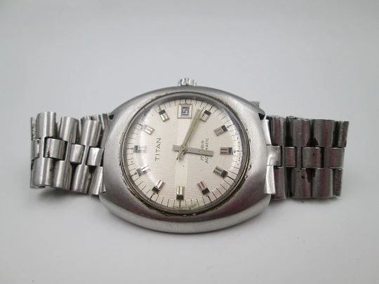 Titan. Acero inoxidable. Automático. Brazalete. Esfera gris. Calendario. 1970. Suiza