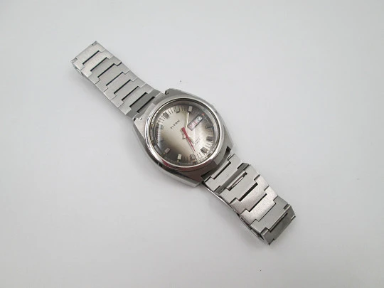 Titan. Stainless steel. Automatic. Bracelet. Iridescent dial. Calendar. 1970's. Swiss
