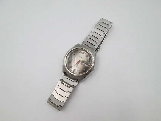 Titan. Stainless steel. Automatic. Bracelet. Iridescent dial. Calendar. 1970's. Swiss