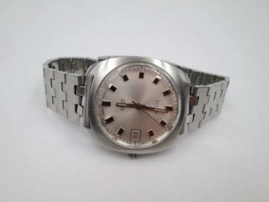 Titan. Stainless steel. Manual wind. Bracelet. Calendar. 1970's. Swiss