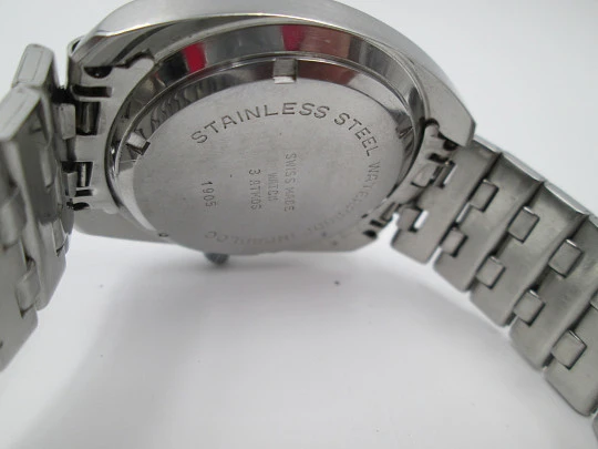 Titan. Stainless steel. Manual wind. Bracelet. Calendar. 1970's. Swiss