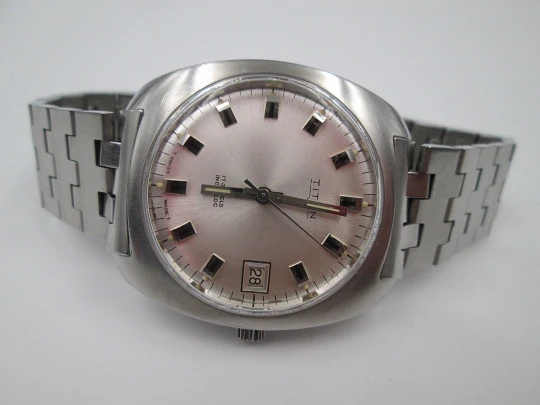 Titan. Stainless steel. Manual wind. Bracelet. Calendar. 1970's. Swiss