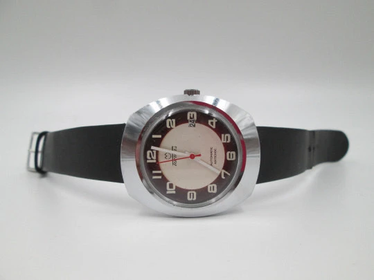 Tormas. Steel & chromed metal. Elliptical case. Automatic. Calendar. Bitone dial. 1970's